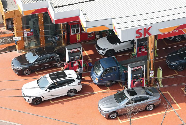 기름값 오늘 밤부터 2주간 인하, 경유 리터당 218원 싸진다